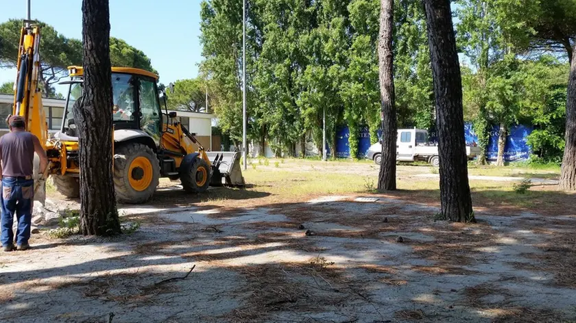 I lavori per la realizzazione del nuovo parcheggio per biciclette a Gardo