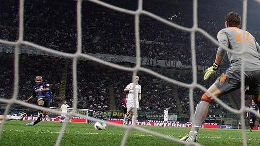 Inter Milan brazilian defender Jonathan (second left) scores the lead 1-0 during the Italy Cup semi final second leg soccer match between Inter Milan and As Roma at the Giuseppe Meazza stadium in Milan, Italy, 17 April 2013. ANSA/ MATTEO BAZZI