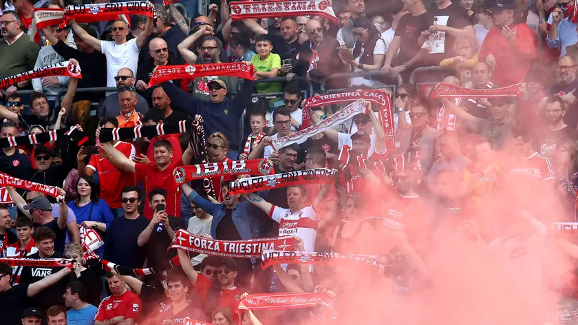 tifosi sabato scorso in curva Furlan: previsto un esodo per la trasferta di Seregno (Foto Lasorte)
