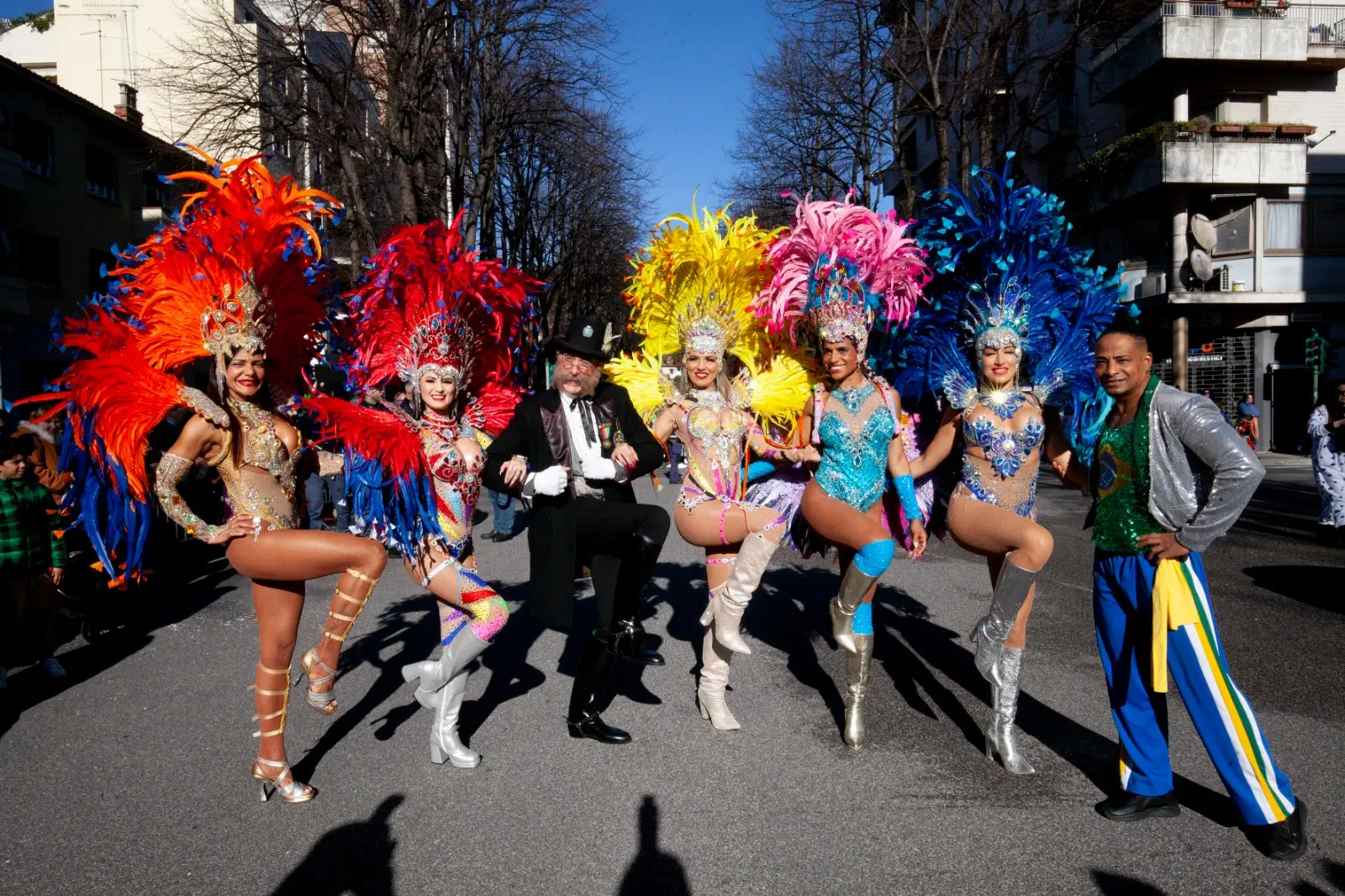 A Monfalcone è il giorno della sfilata dei carri e dei gruppi mascherati del 140° Carnevale Monfalconese della Pro Loco. Lungo le strade del centro cittadino migliaia di persone accorse da tutta la regione hanno seguito la sfilata che presenta carri bellissimi e altrettanto coreografici gruppi. A mezzogiorno un caldo sole e le temperature primaverili hanno accolto le oltre 6.000 persone, mascherate e non, che, alle 12 in punto, si sono riversate in piazza della Repubblica per assistere alla tradizionale “Cantada”. Battesimo con il pubblico delle grandi occasioni per il nuovo Sior Anzoleto Postier - interpretato da quest’anno da Franco Ongaro - che, affiancato dalla sua “sposa” Lisa Piran - studentessa di lingue e letterature straniere, finalista del Concorso Miss Italia 2023 - e dal Notaio Toio Gratariol - alias Gian Carlo Blasini - ha dato lettura al suo primo testamento. Le foto sono di Katia Bonaventura