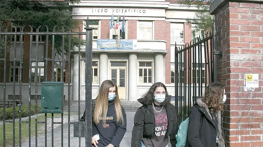 Studentesse all'uscita del liceo Buonarroti a Monfalcone