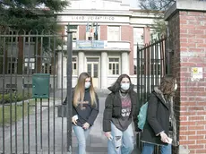 Studentesse all'uscita del liceo Buonarroti a Monfalcone