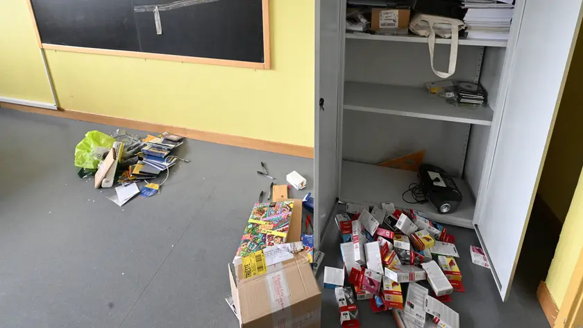 Così appariva la scuola De Tommasini dopo l'incursione dei ladri
