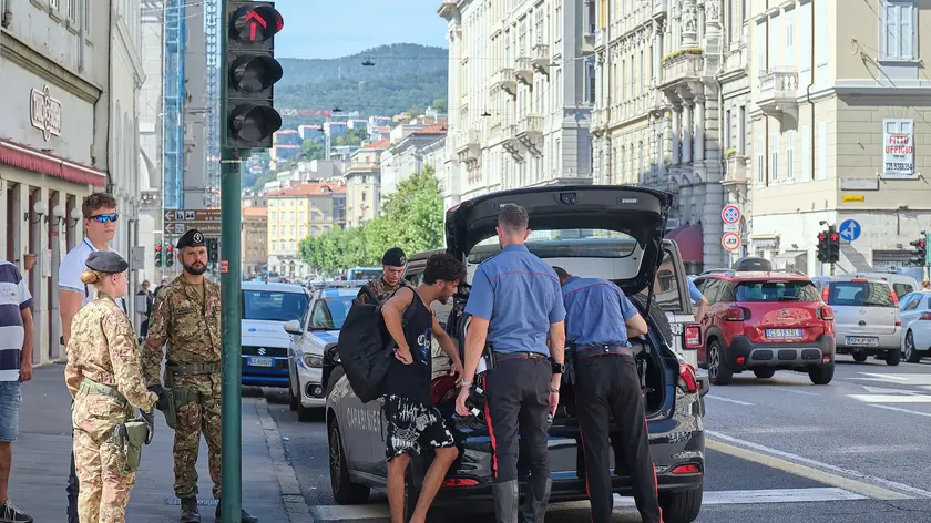 Le forze dell’ordine tra via Carducci e piazza Goldoni Foto Silvano