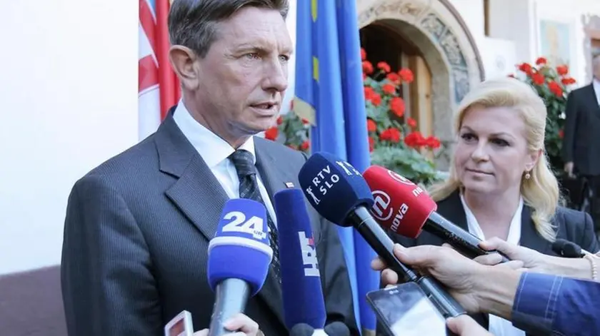 Il presidente sloveno Borut Pahor affiancato dal capo di Stato della Croazia, kolida Grabar Kitarovic