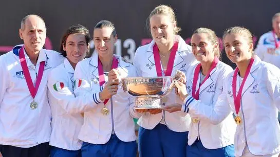 (From L and Right) The Italian coach Corrado Barazzutti, the Italian tennis player Francesca Schiavone, Flavia Pennetta, Karin Knapp, Roberta Vinci, Sara Errani with the trophy of the FedCup, Cagliari, 04 November 2013. ANSA/ ROBERTO TRONCI