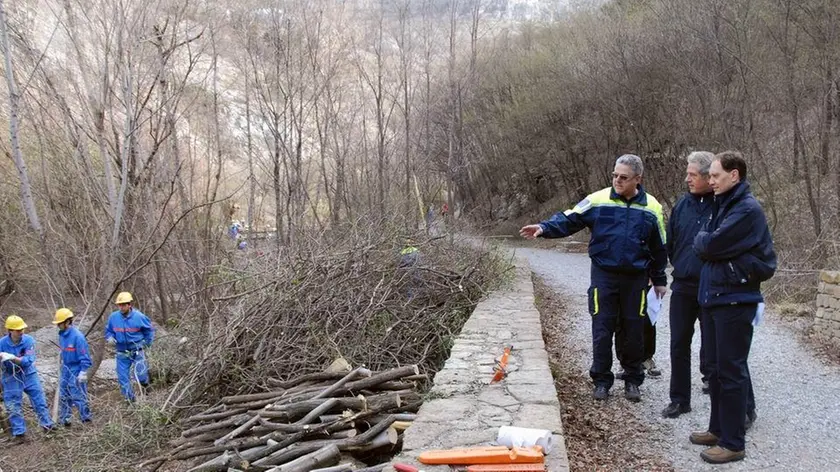 L'allora assessore regionale Luca Ciriani durante un sopralluogo in Val Rosandra