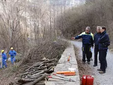 L'allora assessore regionale Luca Ciriani durante un sopralluogo in Val Rosandra