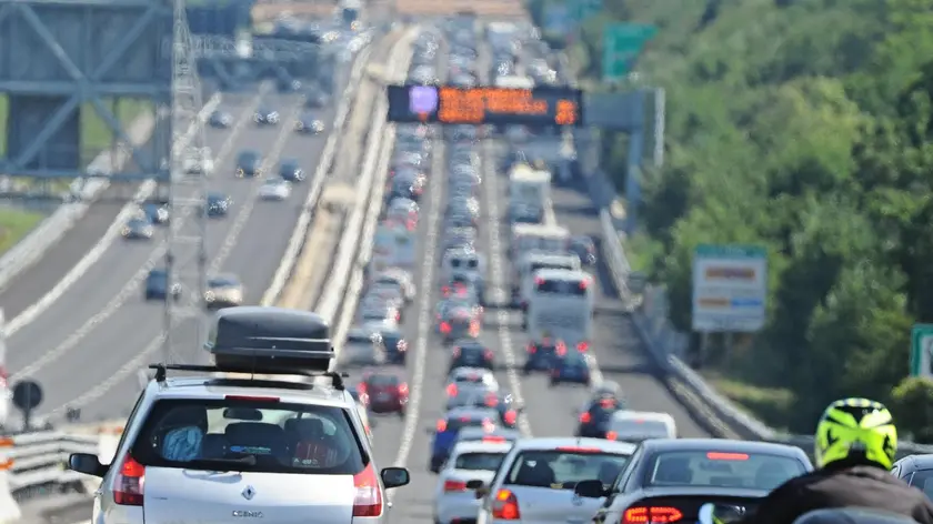 Code in autostrada tra Firenze sud e Incisa dovute al traffico intenso dell'esodo estivo, 9 agosto 2014. ANSA/ MAURIZIO DEGL'INNOCENTI