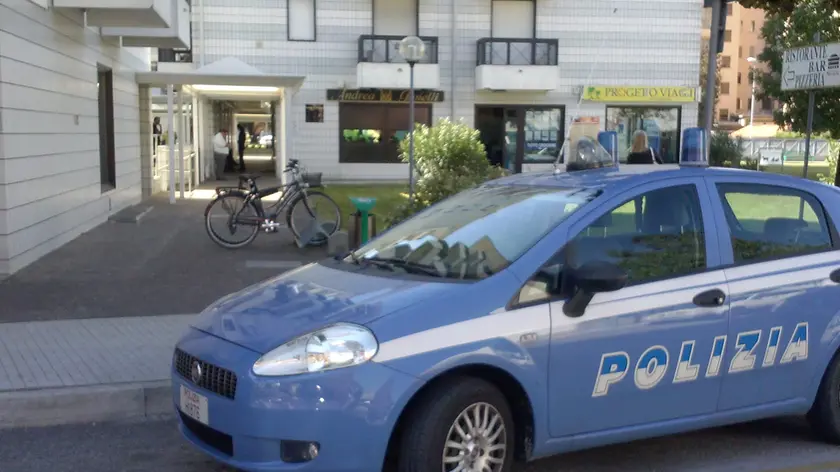 La polizia davanti al luogo della rapina