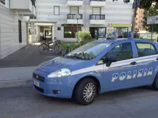 La polizia davanti al luogo della rapina