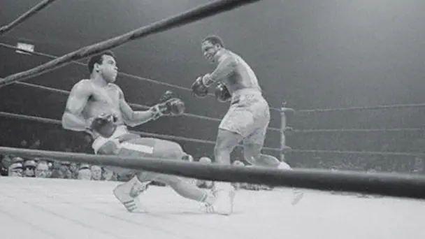 35 ANNI FA IL MATCH DEL SECOLO FRA ALI' E FRAZIER In questa foto di David Hume Kennerly tratta dal sito da www.sportvox.fr, una fase dell'incontrodi boxe fra Muhammad Ali' e Joe Frazier per la corona mondiale dei massimi