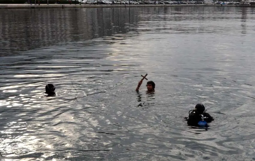 Foto BRUNI 06.01.2018 Epifania Greco-Ortodossa: il tuffo della croce della Comunità