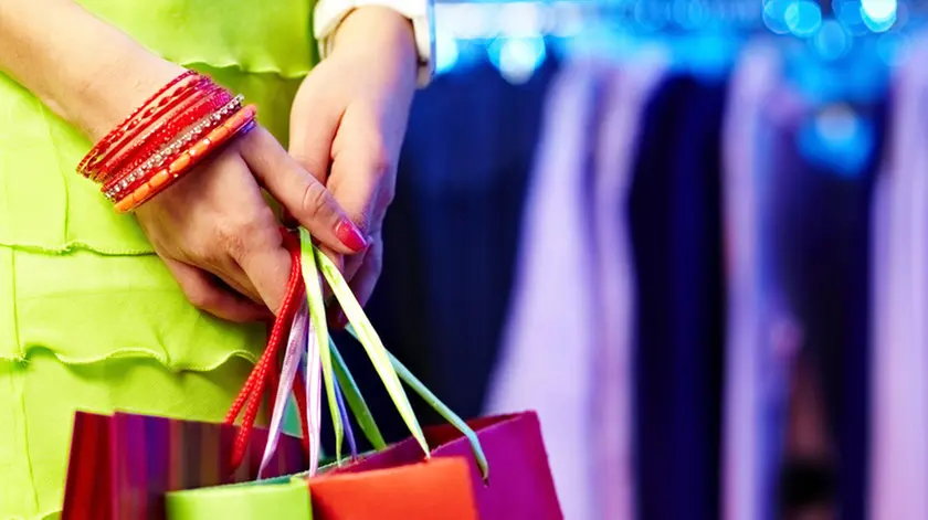 Scoppia la guerra legale sulla legge che “chiude” negozi e centri commerciali nei superfestivi