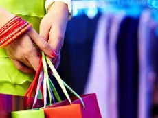 Scoppia la guerra legale sulla legge che “chiude” negozi e centri commerciali nei superfestivi
