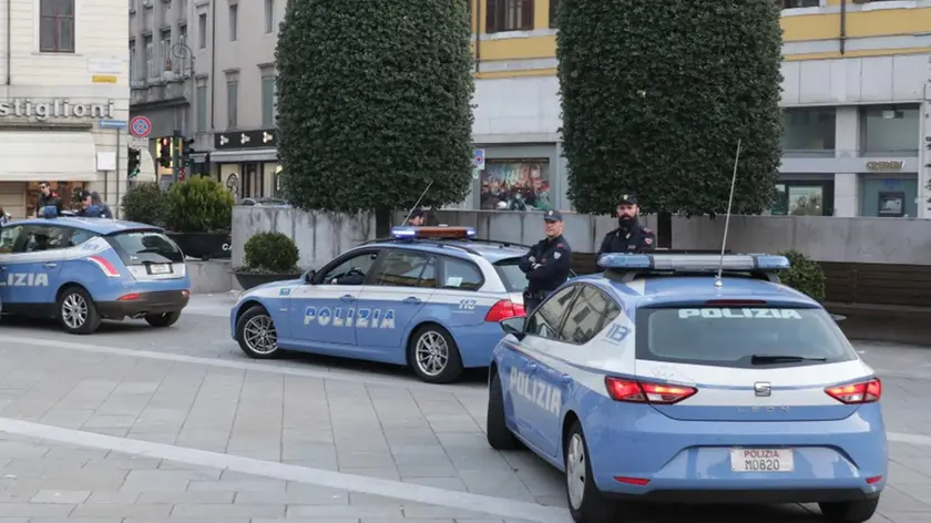 Polizia in piazza Goldoni in una foto d'archivio