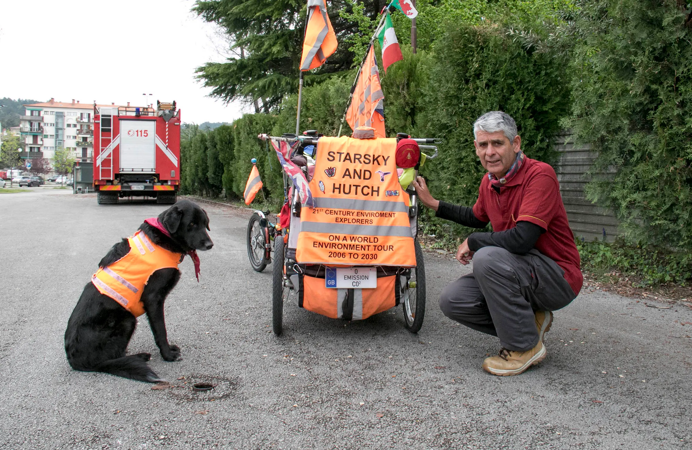 Bonaventura Monfalcone-13.04.2019 Giro del mondo in bicicletta di Martin Hutchinson e Starsky-Caserma di vigili del fuoco-Monfalcone-foto di Katia Bonaventura