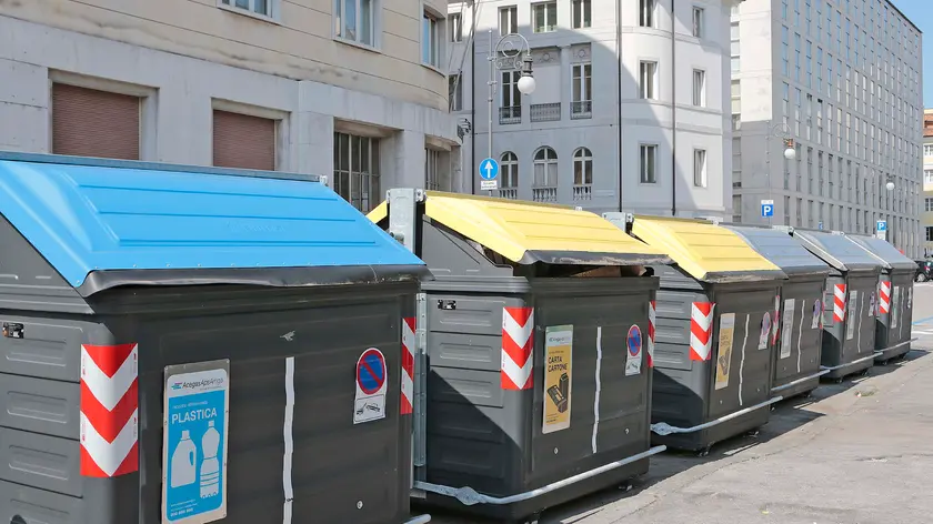 Silvano Trieste 2018-07-05 Isole per i rifiuti