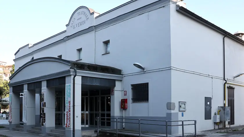 Gli esterni del teatro “Giuseppe Verdi” di Muggia, che il Comune ha fortemente voluto destinare anche a un utilizzo da sala cinematografica. Foto di Andrea Lasorte