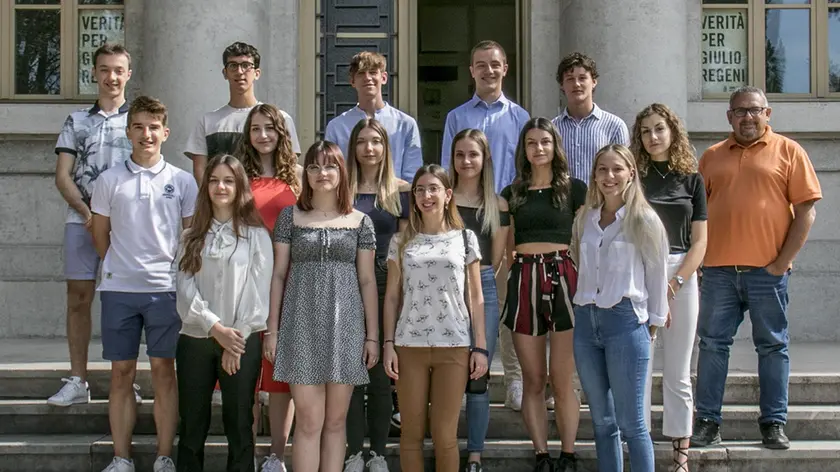 Quindici dei 17 centini del liceo Buonarroti con il dirigente Caico Foto Bonaventura