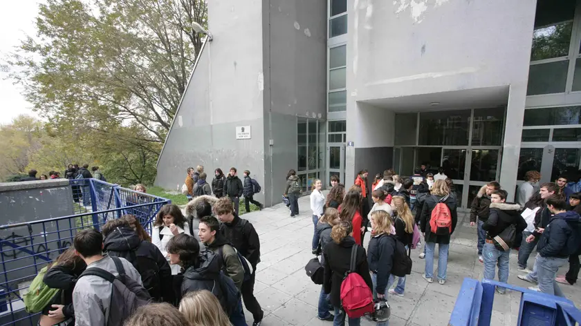 Ragazzi all'esterno del liceo Galilei in una foto di archivio