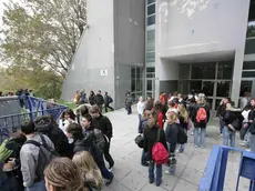 Ragazzi all'esterno del liceo Galilei in una foto di archivio