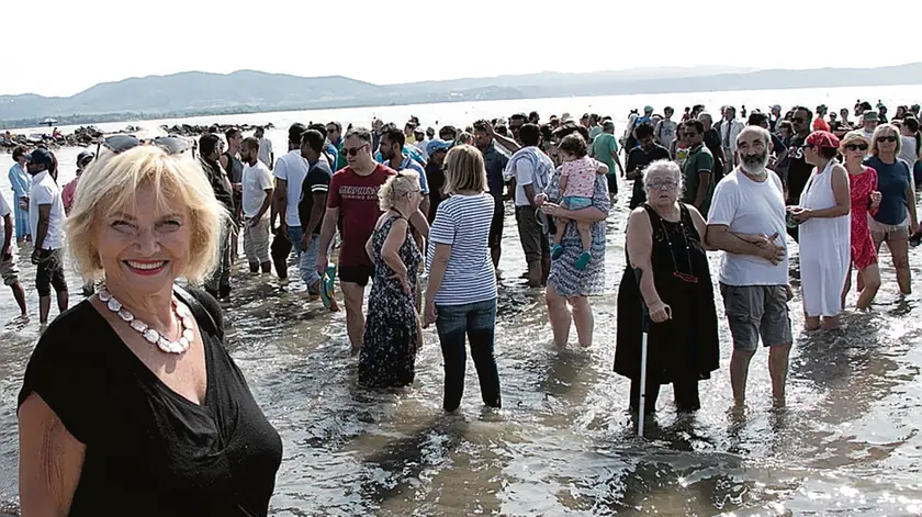 Il flash mob sul caso “vestiti al mare” avvenuto a fine luglio a Marina Julia Foto di Katia Bonaventura