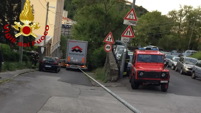Il Tir rimasto incastrato in via dello Scoglio
