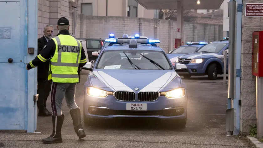 Un auto della Polizia in uscita dal Commissariato Foto Bonaventura