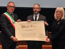 Il direttore del Messaggero Veneto Omar Monestier riceve il riconoscimento della cittadinanza onoraria per il Messaggero Veneto