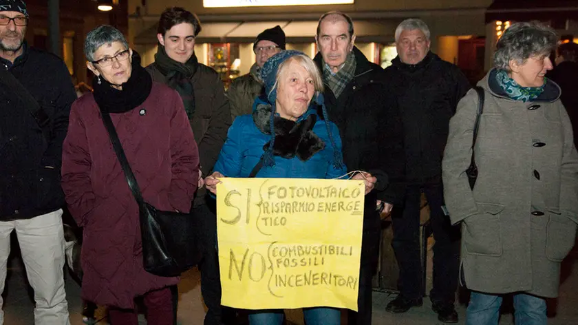 I manifestanti protestano davanti al municipio contro la vicenda A2A (foto di Katia Bonaventura)