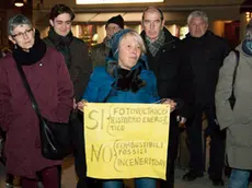 I manifestanti protestano davanti al municipio contro la vicenda A2A (foto di Katia Bonaventura)