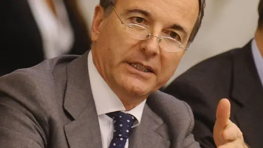 Il ministro degli Esteri Franco Frattini ha aperto i lavori della conferenza sul Medioriente (Media Forum Medio Oriente) nel salone delle Conferenze Internazionali alla Farnesina, Roma, 15 dicembre 2010. "Non si lavora ad una crisi pilotata ma si tende ad allargare alle minoranze": ha detto Frattini, conversando con i giornalisti. ANSA / GIUSEPPE GIGLIA