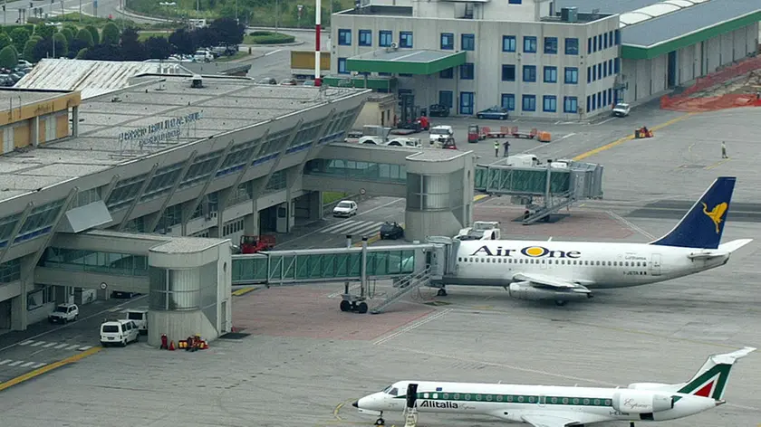 Lasorte Trieste 01 06 04 - Aeroporto Ronchi - Aerei Alitalia e Air One