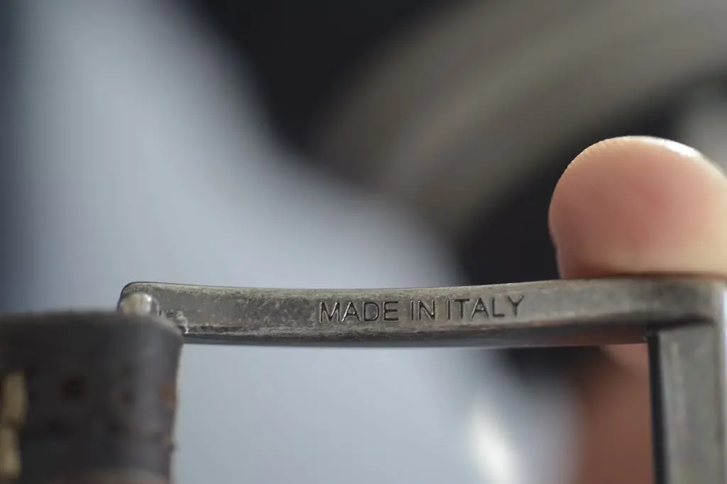 Il finto marchio "made in Italy" sulla fibbia