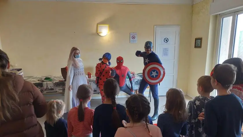A Casa Stani di Trieste a salutare i bambini ucraini sono arrivati anche i supereroi
