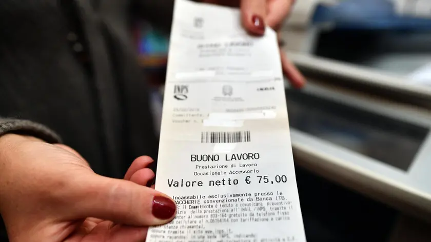 Un' immagine di un voucher, Roma, 11 gennaio 2017. I voucher sono dei buoni lavoro erogati dall'Inps con cui il datore di lavoro puo' pagare alcuni tipi di prestazioni accessorie, cioe' che non sono riconducibili a contratti di lavoro in quanto svolte in modo saltuario. ANSA / ETTORE FERRARI