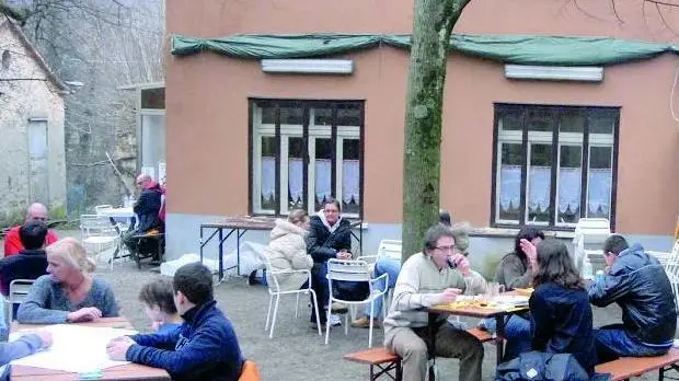Il punto di ristoro in una foto del 2007. Sui tavolini all’aperto o nella saletta interna, a seconda di temperature e meteo, fra brindisi e gnocchi con il goulash.