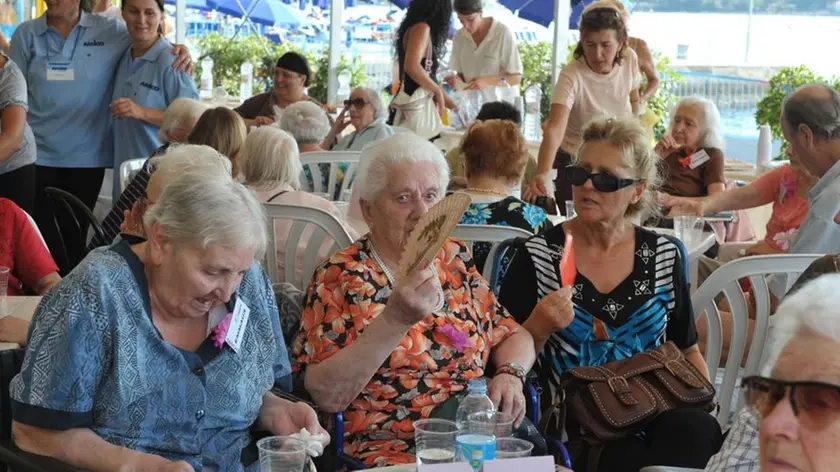 FOTO BRUNI TRIESTE 18 08 09 PENSIONATI OSPITATI DAL BAGNO MILITARE DI MUGGIA