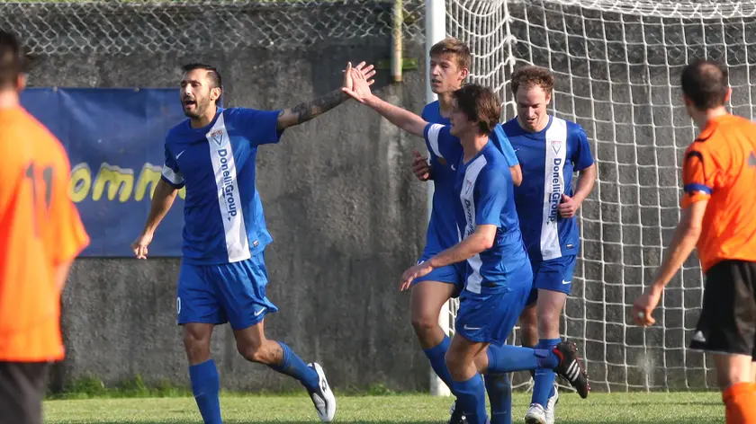 Matteo Muiesan festeggiato dai compagni del Vesna