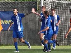 Matteo Muiesan festeggiato dai compagni del Vesna