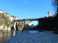 Il greto del fiume Natisone e, sullo sfondo, il Ponte del Diavolo a Cividale del Friuli