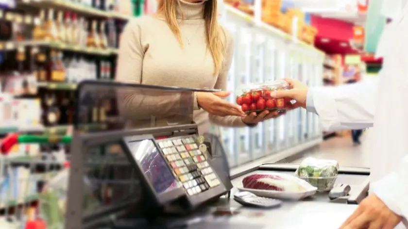 Una cliente alla cassa di un supermercato