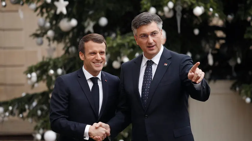 epa08110116 French President Emmanuel Macron (L) greets Croatian Prime Minister Andrej Plenkovic (R) upon his arrival at the Elysee Palace in Paris, France, 07 January 2020. EPA-EFE/YOAN VALAT