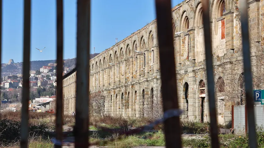 Un’immagine del Silos, da anni in completo stato di abbandono e da poco sgomberato da migranti che lì trovavano riparo Foto Lasorte