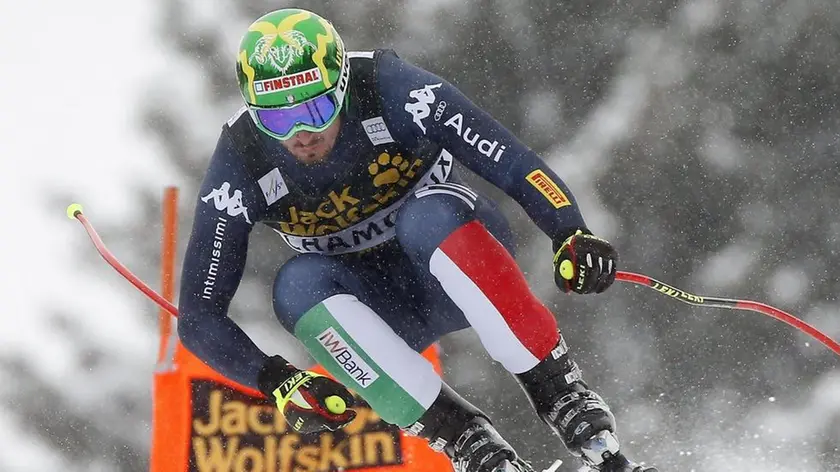 epa05171879 Dominik Paris of Italy is on his way to win the men's Downhill race at the FIS Alpine Skiing World Cup in Les Houches - Chamonix, France, 20 February 2016. EPA/GUILLAUME HORCAJUELO