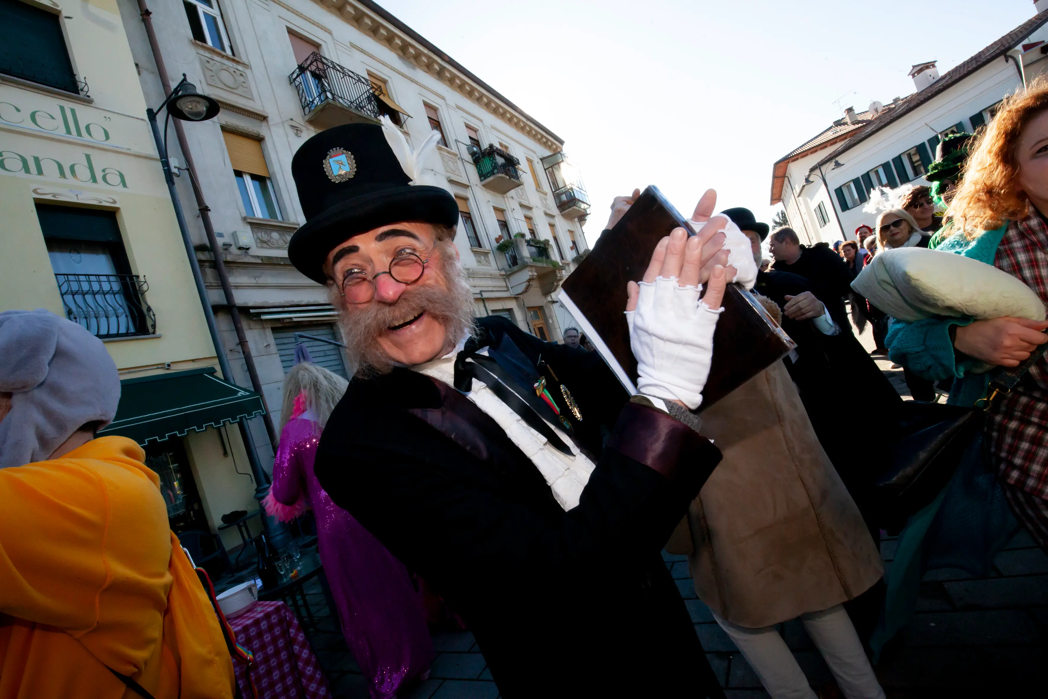 A Monfalcone è il giorno della sfilata dei carri e dei gruppi mascherati del 140° Carnevale Monfalconese della Pro Loco. Lungo le strade del centro cittadino migliaia di persone accorse da tutta la regione hanno seguito la sfilata che presenta carri bellissimi e altrettanto coreografici gruppi. A mezzogiorno un caldo sole e le temperature primaverili hanno accolto le oltre 6.000 persone, mascherate e non, che, alle 12 in punto, si sono riversate in piazza della Repubblica per assistere alla tradizionale “Cantada”. Battesimo con il pubblico delle grandi occasioni per il nuovo Sior Anzoleto Postier - interpretato da quest’anno da Franco Ongaro - che, affiancato dalla sua “sposa” Lisa Piran - studentessa di lingue e letterature straniere, finalista del Concorso Miss Italia 2023 - e dal Notaio Toio Gratariol - alias Gian Carlo Blasini - ha dato lettura al suo primo testamento. Le foto sono di Katia Bonaventura