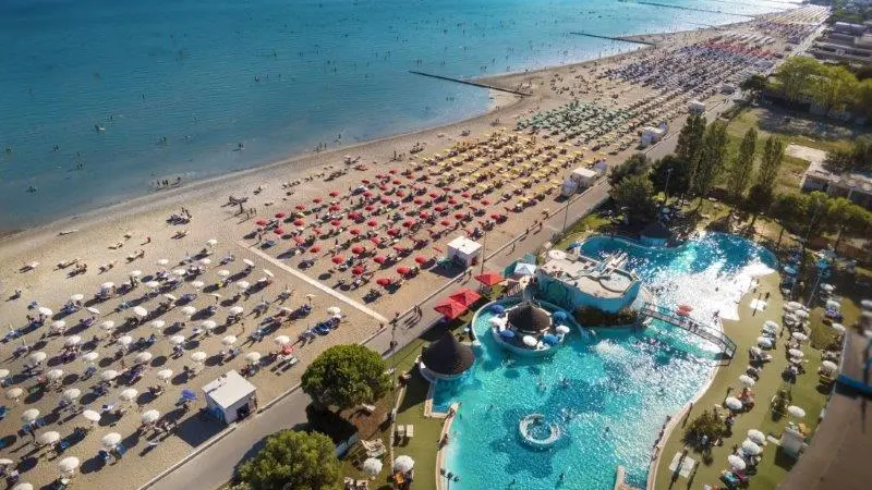 La spiaggia di Grado con il parco acquatico Foto Ivan Regolin