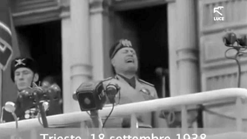 Frame tratto da video dell' Istituto Luce in cui Mussolini parla il 18 settembre 1938 a Trieste delle leggi razziali. Roma, 18 Settembre 2018. ANSA/ISTITUTO LUCE +++ ANSA PROVIDES ACCESS TO THIS HANDOUT PHOTO TO BE USED SOLELY TO ILLUSTRATE NEWS REPORTING OR COMMENTARY ON THE FACTS OR EVENTS DEPICTED IN THIS IMAGE; NO ARCHIVING; NO LICENSING +++