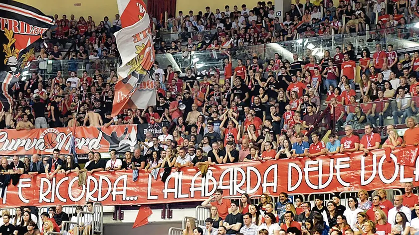 Lo spettacolo della Curva Nord del PalaTrieste durante la semifinale Francesco BRUNI